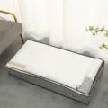 Detailansicht der grauen Unterbett-Aufbewahrungsbox mit klarem Sichtfenster und Stoff. - Unterbett Extra Groß PVC Abdeckung 1 Stück / Grau