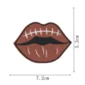 Vue détaillée du patch de broderie lèvres de football montrant clairement les dimensions. - Style Football Lèvres