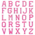 Gros plan sur les écussons de broderie de lettres roses, détail des badges alphabet DIY. - Ensemble de 26 Lettres / Rose rouge