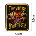 Vue détaillée d'un patch brodé tête de mort style punk mesurant 9,2 cm sur 7,8 cm. - Patch de Broderie Tête de Mort (dw9076-7)