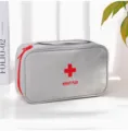 Gros plan détaillé du sac de premiers secours gris avec tissu résistant et croix rouge. - Gris