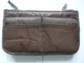 Vue détaillée du sac organisateur marron avec poches en filet, fermetures et compartiments. - M / Café
