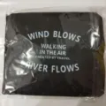 Bolsa de viaje plegable de nailon negro con estampado de letras blancas para fácil almacenamiento. - Negro