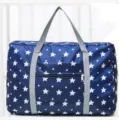 Bolsa de viaje de nailon azul con patrón de estrellas blancas y asas grises diarias. - Estrellas Azul Marino