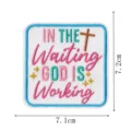 Parche cuadrado bordado con texto motivacional y cruz para ropa, chaquetas y mochilas. - IN THE WAITING GOD IS WORKING (DW9808-2)