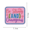 Detalle de parche bordado con texto en inglés motivador, fondo rosa y borde azul elegante. - BE STRONG AND COURAGEOUS (DW9808-3)
