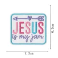 Vista dettagliata della toppa ricamata quadrata con testo religioso e bel motivo a freccia. - JESUS IS MY JAM (DW9808-5)