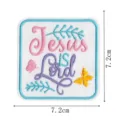 Toppa ricamata quadrata con scritta Gesù è Signore, bellissime farfalle e motivi floreali per fai da te. - JESUS IS LORD (DW9808-6)