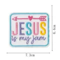 Primo piano dettagliato della toppa ricamata con lettere colorate e ottima qualità. - JESUS IS MY JAM (DW9808-8)