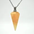 Gedetailleerd uitzicht van een natuurstenen kristallen parfumfles hanger met ketting. - Topaas Zilverketting