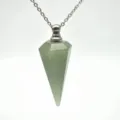 Gedetailleerd weergave van de groene kristallen hanger ketting met metalen schroefdop. - Aventurijn Zilverketting