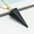Detailopname van een zwarte kristallen zeshoekig prisma parfum olie hanger ketting. - Obsidiaan Goudketting