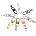 Porte-clés en alliage multicolore avec fermoirs mousquetons et anneaux en U. - 50x12mm / Mélange Aléatoire