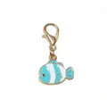 Gros plan détaillé d'un charmant pendentif poisson en émail bleu et blanc avec mousqueton doré. - Style Petit Poisson Goutte d'Huile (SG-D5-43-AB1-02) / 30x15mm