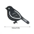 Gros plan d'un marque-page oiseau en métal noir avec détails découpés, mesurant 10 cm. - Style 3D004