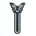 Nahaufnahme des schwarzen Schmetterling Metalllesezeichens mit matter Textur für Bücher. - 3D007 Stil