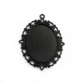 Gros plan détaillé du plateau pendentif oval noir, idéal pour les bijoux DIY faits main. - B2-29