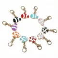 Vue détaillée de charms poissons émaillés colorés avec fermoirs mousquetons dorés DIY. - Styles mixtes aléatoires