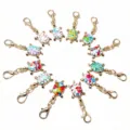 Dettaglio pendente tartaruga in lega colorata, ciondolo smaltato a goccia con chiusura a moschettone. - Ciondolo Tartaruga (Grande Mix)