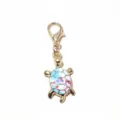 Ciondolo tartaruga in lega oro con moschettone, smalto blu e rosa per gioielli fai da te. - Ciondolo Tartaruga (F6-26)