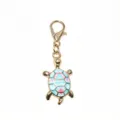 Ciondolo tartaruga lega dorata con dettagli geometrici smalto blu rosa e chiusura a moschettone. - Ciondolo Tartaruga (F6-35)