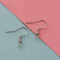 Vue detaillee de crochets de boucles doreilles en acier inoxydable pour fabrication bijoux. - Acier