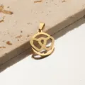 Vue détaillée du pendentif creux double cœur givré plaqué or 18K accessoire DIY. - Anneau Double Cœur / Or
