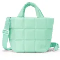 Dettaglio borsa tracolla trapuntata verde menta, motivo a griglia, cinturino e fibbia metallo. - Verde menta