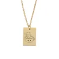 Gros plan détaillé du pendentif rectangle doré gravé représentant un chat mignon. - Motif 10 (JG0048)