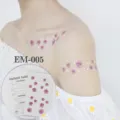 Waterdichte paarse margriet tijdelijke tatoeage sticker voor arm en gezicht, unisex. - Madeliefje Bloemen Stijl (EM-005)