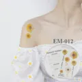 Waterdichte bloemige tijdelijke tatoeagesticker met kleine margrietjes voor arm en gezicht. - Madeliefje Bloemen Stijl (EM-012)