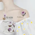 Waterdichte bloemige tijdelijke tattoo sticker met paarse margriet en vlinder voor lichaam. - Madeliefje Bloemen Stijl (EM-020)