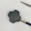 Gros plan détaillé d'une perle d'espacement en bois d'ébène naturel avec texture. - Croix / 12mm / Noir
