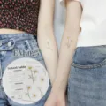 Waterdichte kleine madeliefje tijdelijke tatoeage sticker voor armen en gezicht, unisex. - Madeliefje Bloemen Stijl (EM-025)