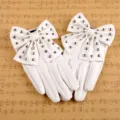 Femmes Blanc Cuir PU Gants à Rivets Nœud Papillon Gothique Punk Danse Performance Neuf - Taille unique / Grand Nœud Avec Rivets / Blanc
