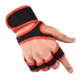 Close-up van zwart rode fitness handpalm beschermer polsband gewichtheffen trainingshandschoen - M / Hef Rood