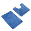 Gros plan détaillé du tapis de bain bleu en peluche douce avec dos antidérapant pour le sol. - Bleu