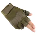 Detailopname van tactische vingerloze handschoenen met ademende stof en knokkelbescherming. - M / Legergroen