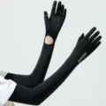 Gros plan sur des manchons de protection solaire en soie glacée noire sans doigts pour sport. - Taille unique / Noir Doigts Ouverts