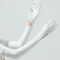 Vue détaillée des manchons de protection solaire en soie glacée blanche sans doigts. - Taille unique / Blanc Doigts Ouverts