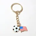 Gros plan détaillé du porte clés pendentif ballon de football et drapeau américain. - Drapeau USA
