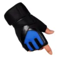 Detailopname van vingerloze fitnesshandschoenen met verstelbare polsondersteuning. - Blauw