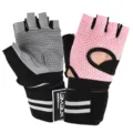 Detail van fitnesshandschoenen zonder vingers met polssteun en antislip handpalmontwerp. - M / Roze