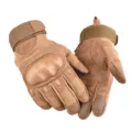 Tactische handschoenen harde knokkel detail toont ademend mesh en duurzaam materiaal. - M / Tactisch Bruin