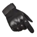 Close-up van zwarte tactische handschoenen met harde knokkelbescherming en flexibele vingers. - M / Tactisch Zwart