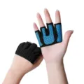 Vrouwelijke fitness handschoenen met halve vingers en antislip siliconen palm voor yoga en sport. - S / Blauw