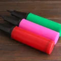 Pompe a ballon manuelle portable en plastique rouge, rose et vert pour la fete. - Multicolore