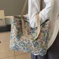 Detailed view of the vintage floral canvas tote bag, featuring sturdy straps and large capacity. - L / Blue Floral