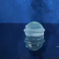 Grazioso ornamento in resina traslucida blu con fantasma alieno per un micro paesaggio - Navicella Spaziale Aliena 2