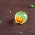 Joli mini ornement de poupée en résine jouet de nourriture dessin animé 2cm vert - Boule de Riz Verte au Jaune d'Œuf